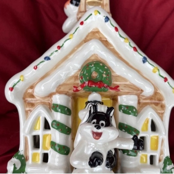 Looney Tunes Pepe le Pew & Penelope Wedding Christmas Village - Picture 4 of 8